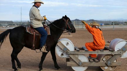 ancien officier de la brigade des stupéfiants, auto-proclamé «cow-boy prédicateur», qui supervise la formation des hommes, confirme voir de véritables transformations chez les détenus grâce à ce programme. (Mike Blake / Reuters)