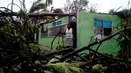 Une habitante du Vanuatu devant sa maison après le passage du cyclone Harold, le 7 avril 2020. (O. UMUUMULOVO / INTERNATIONAL FEDERATION OF RED )