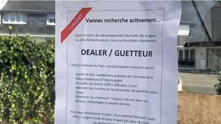 Dans une petite annonce affichée à Vannes (Morbihan), des "employeurs" indiquent rechercher activement un dealer et un guetteur. Il s'agit d'une provocation ironique des habitants, lassés de voir les trafiquants occuper leurs parcs.  (CAPTURE ECRAN FRANCE 2)