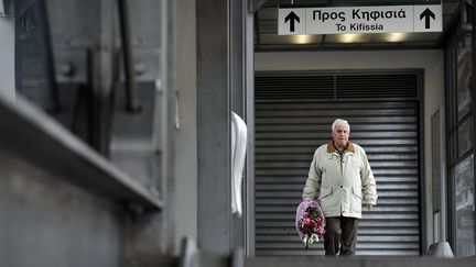 Un homme a trouv&eacute; les portes du m&eacute;tro ferm&eacute;es, &agrave; Ath&egrave;nes (Gr&egrave;ce), le 1er janvier 2013. (LOUISA GOULIAMAKI / AFP)