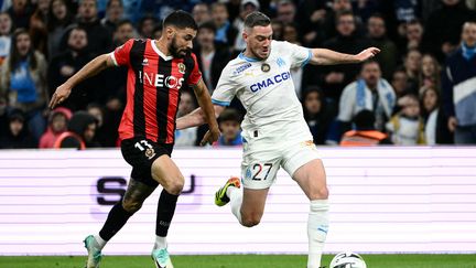 Morgan Sanson au duel avec Jordan Veretout lors de la rencontre opposant l'OGC Nice à l'Olympique de Marseille en Ligue 1, le 24 avril 2024 au stade Vélodrome de Marseille. (CHRISTOPHE SIMON / AFP)