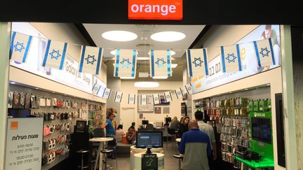 Une boutique Orange &agrave; J&eacute;rusalem (Isra&euml;l), le 4 juin 2015. (THOMAS COEX / AFP)