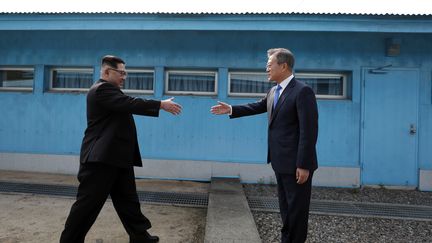 Kim Jong-un et Moon Jae-in sur la ligne de démarcation entre la Corée du Nord et la Corée du Sud, vendredi 27 avril. (KOREA SUMMIT PRESS / AFP)