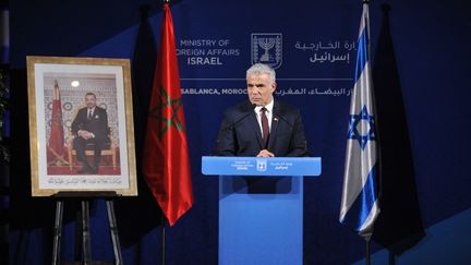 Le ministre israélien des affaires étrangères&nbsp;Yaïr Lapid&nbsp;lors d'une conférence de presse à Casablanca au Maroc, dans le cadre de sa première visite officielle au Maroc le 12 août 2021. (JALAL MORCHIDI / ANADOLU AGENCY)