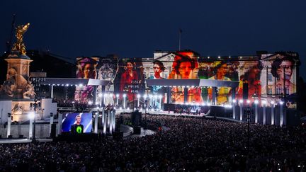 Le groupe de rock britannique Duran Duran sur la scène, juste devant Buckingham Palace, pour le concert organisé en l'honneur des 70 ans de règne d'Elizabeth II. (HANNAH MCKAY / POOL / AFP)