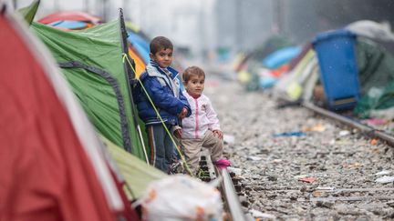 Des enfants dans le camp de réfugiés d'Idomeni (Grèce), à la frontière grecquo-macédonienne, le 13 mars 2016. (MAXPPP)