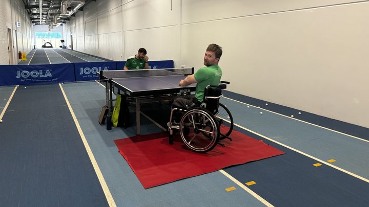 Entraînement de deux athlètes au campus Sports Ireland, à Dublin. (CLÉMENCE PÉNARD / RADIO FRANCE)