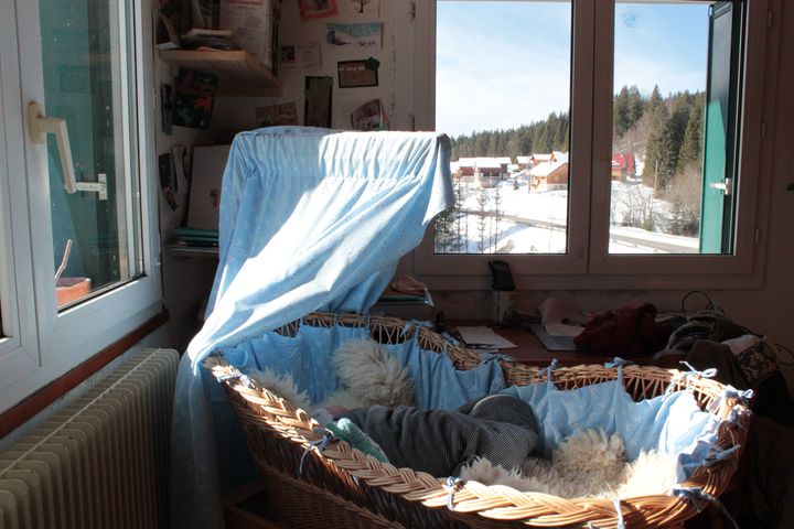 Gaspard dans son couffin à Lamoura (Jura), le 6 février 2020. Il est né le 20 janvier à la maison médicale de Clavières, à Septmoncel. (GUILLEMETTE JEANNOT / FRANCEINFO)