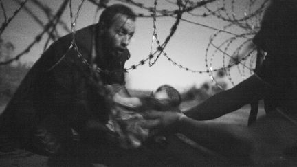 "Espoir d'une nouvelle vie". Migrants traversant la frontière entre la Syrie et la Hongrie, le 28 août 2015. (WARREN RICHARDSON)