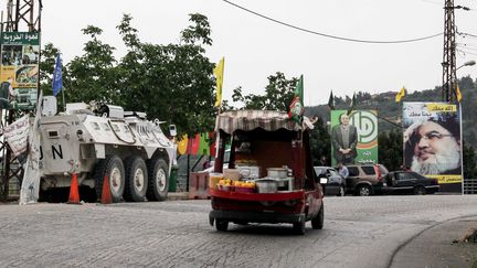 Une camionnette de soutiens du mouvement chiite Amal dans les rues de Adayseh, au sud du Liban, le 6 mai. (ALI DIA / AFP)