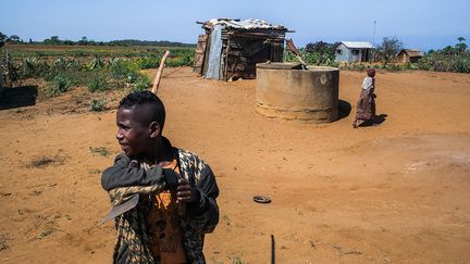 A Ankilidoga, un couple âgé et leur fille font cuire des herbes sauvages, en ajoutant beaucoup de sel pour atténuer leur amertume. Normalement, ils cultivent maïs, manioc, arachides et patates douces, mais cette année, la terre n’a rien donné. Et le grand réservoir qui récolte les eaux de pluie dans le village est vide depuis longtemps.&nbsp; &nbsp; (RIJASOLO/AFP)