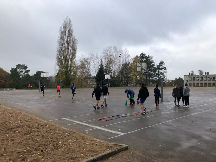 A la cité scolaire de Toucy (Yonne), certains cours de sport ont désormais lieu en demi groupes, le 16 novembre 2020. (ALEXIS MOREL / FRANCE-INFO)