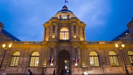 Vue sur la façade du Sénat de nuit, le 26 janvier 2011, à Paris. (AFP - Loic Venance)