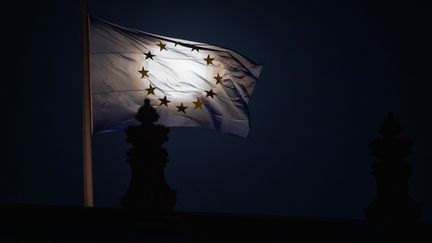 La "super Lune" passe devant le drapeau européen sur le toit du Parlement allemand, à Berlin, le 7 avril 2020. (CHRISTOPHE GATEAU / DPA / AFP)