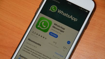 L'application WhatsApp sur un smartphone. (JEAN-CHRISTOPHE BOURDILLAT / RADIO FRANCE)