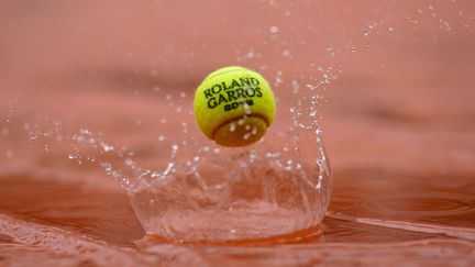 Les matchs de mercredi 5 juin sont reportés à jeudi, à Roland-Garros. (KENZO TRIBOUILLARD / AFP)