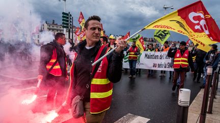 Des cheminots manifestent le 4 avril 2018 à Lyon (Rhône). (NICOLAS LIPONNE / NURPHOTO / AFP)