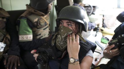 Camille Lepage, journaliste fran&ccedil;aise tu&eacute;e en Centrafrique, photographi&eacute;e &agrave; Bangui le 19 f&eacute;vrier lors d'un reportage. (FRED DUFOUR / AFP)