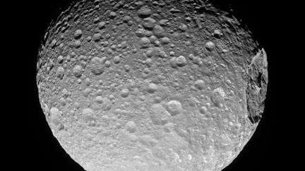 Voici Mimas, une autre lune de Saturne. Sa surface est constellée de cratères, comme le montre ce cliché pris le 19 novembre 2016. Celui visible à droite fait 396 km de diamètre. (NASA / JPL / SPACE SCIENCE INSTITUTE)