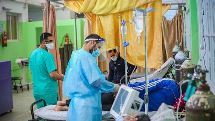 Des soignants d'un hôpital de Gaza prennent en charge des patients atteints du Covid-19, le 22 avril 2021. (ABED ALRAHMAN ALKAHLOUT / MAXPPP)