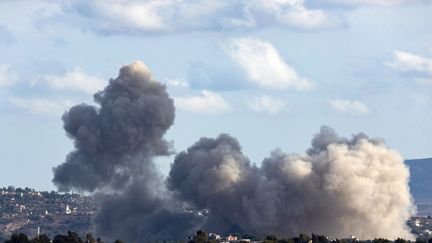 Des volutes de fumée s'élèvent au-dessus du village d'Adchit dans le sud du Liban, visé par une frappe israélienne le 19 septembre 2024. (AMMAR AMMAR / AFP)