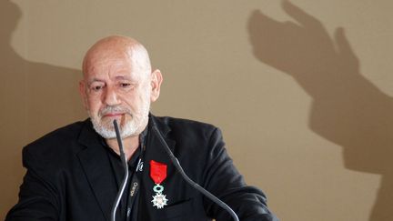 Le cinéaste tunisien Nouri Bouzid, le 12 mai 2011, alors qu'il vient d'être fait chevalier de la Légion d'honneur à Cannes (sud de la France),&nbsp;en marge du festival du film.&nbsp; (FRANCOIS MORI/AP/SIPA / AP)