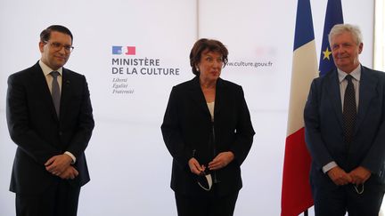 La ministre de la Culture Roselyne Bachelot (au centre) lors de la passation de pouvoir pour la direction de l'Opéra de Paris entre Stéphane Lissner (à droite) et Alexander Neef (à gauche).&nbsp; (FRANCOIS MORI/AP/SIPA / SIPA)