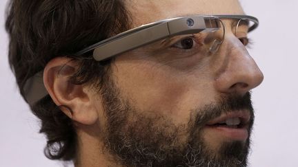 Sergue&iuml; Brin, cofondateur de Google, porte des Google Glass, lors de la remise d'un prix scientifique &agrave; l'universit&eacute; de San Francisco (Californie, Etats-Unis), le 20 f&eacute;vrier 2013. (JEFF CHIU / AP / SIPA)