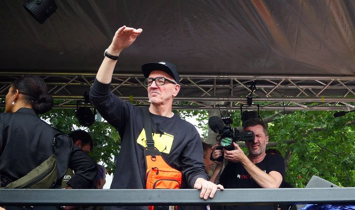 Le Dr Motte participe, sous une pluie fine, au défilé techno "Rave The Planet" qu'il a initié, samedi 9 juillet 2022 à Berlin (Allemagne).&nbsp; (XAMAX / DPA / AFP)