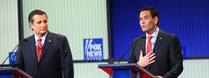 Ted Cruz et Marco Rubio, candidats aux primaires républicaines, lors d'un débat télévisé à Des Moines (Etats-Unis), le 28 janvier 2016. (SCOTT OLSON / GETTY IMAGES NORTH AMERICA)