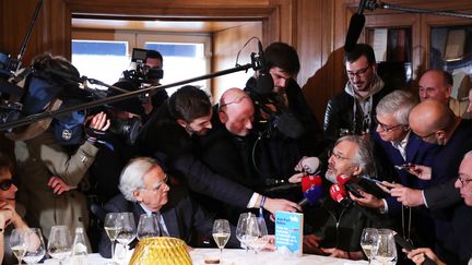 L’auteur Jean-Paul Dubois lorsqu’il reçoit le prix Goncourt, présidé par B. Pivot, au restaurant Drouant, à Paris, le 4 novembre 2019. (CHRISTOPHE PETIT TESSON / EPA)