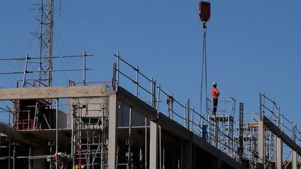 Des immeubles de bureau en construction à Toulouse, où l'emploi, dans la région,&nbsp;a notablement progressé en 2016. (ERIC CABANIS / AFP)