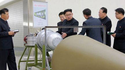 Sur cette photo publiée le 3 septembre 2017 par l'agence officielle de la Corée du Nord, Kim Jong-un inspecte un objet présenté comme faisant partie du programme nucléaire du pays. (KCNA VIA KNS / AFP)