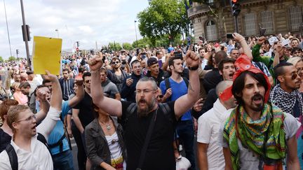 Des manifestants lors du rassemblement dit du "Mouvement du 14 juillet", en marge du d&eacute;fil&eacute; militaire, &agrave; Paris, le 14 juillet 2015.&nbsp; (CITIZENSIDE / GEORGES DARMON / AFP)