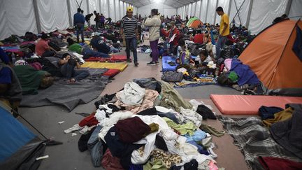 Des tentes ont été installées dans le stade de Mexico, où plusieurs Centraméricains sont arrivés. (ALFREDO ESTRELLA / AFP)