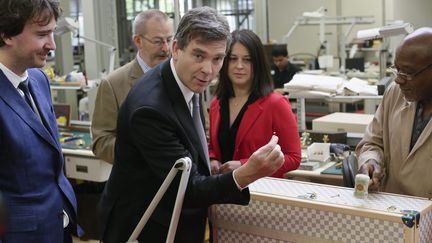 Arnaud Montebourg (centre) visite un atelier de la marque Louis Vuitton, samedi 15 juin &agrave;&nbsp;Asni&egrave;res (Hauts-de-Seine). (MAXPPP)