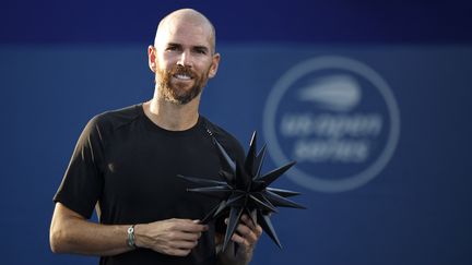 Adrian Mannarino pose avec son trophée de vainqueur après son succès au tournoi de Winston-Salem, samedi 27 août 2022. (JARED C. TILTON / GETTY IMAGES NORTH AMERICA)