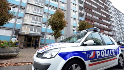 Une voiture de police devant l'immeuble de Strasbourg (Bas-Rhin) o&ugrave; un homme suspect&eacute; d'activit&eacute;s terroristes a &eacute;t&eacute; tu&eacute; par les forces de l'ordre le 6 octobre 2012. (PATRICK HERTZOG / AFP)