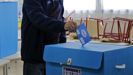 Un électeur israélien vote, le 2 mars 2020 à Tel Aviv, pour les élections législatives, les troisièmes&nbsp;en un an. (GIL COHEN-MAGEN / AFP)