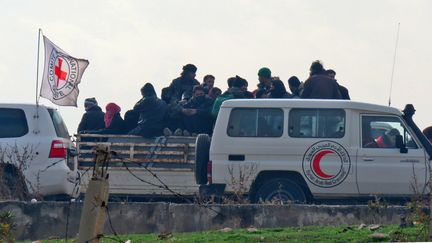 La population d'Alep évacuée par un convoi du Croissant-Rouge, le16 décembre 2016. (STRINGER / AFP)