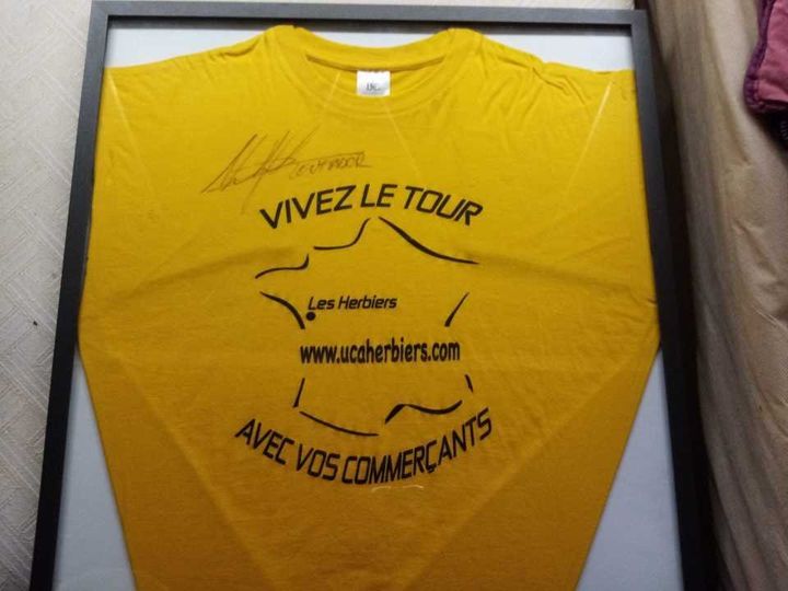 Le tee-shirt jaune que Théo portait le 2 juillet 2011, sur les bords de la route, lors de la premère étape du Tour de France. (COLLECTION PRIVEE)