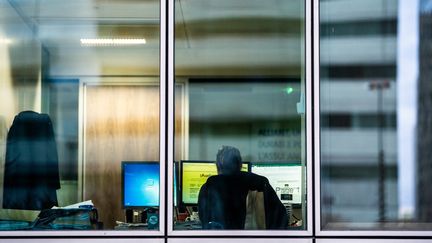 Une femme travaille dans les bureaux d'une entreprise en région parisienne, le 14 décembre 2020. (XOSE BOUZAS / HANS LUCAS / AFP)