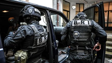 Les suspects ont été interpellés par la Brigade de recherche et d'intervention (BRI) de la police judiciaire. Photo d'illustration (STEPHANE DE SAKUTIN / AFP)