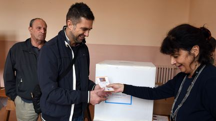 Des électeurs votent lors du référendum du 22 octobre 2017, à Venise (Italie). (ANDREA PATTARO / AFP)