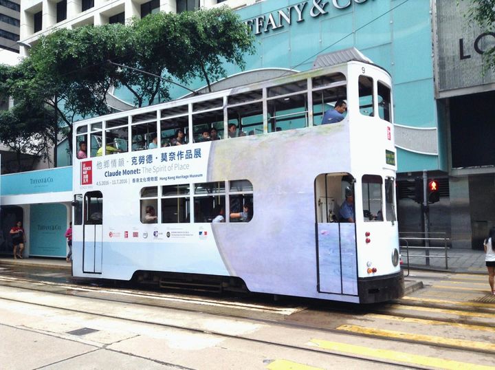 Un&nbsp;tramway aux couleurs du French May Festival dans les rues de Hong Kong (expo Monnet - édition 2016) (FRENCH MAY FESTIVAL)