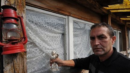 Nazif Mujic, ours d'argent à la Berlinale 2013, chez lui en Bosnie, en février 2013
 (ELVIS BARUKCIC / AFP)