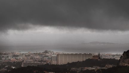 Des nuages noirs au-dessus de Marseille, le 13 mai 2018. (BORIS HORVAT / AFP)