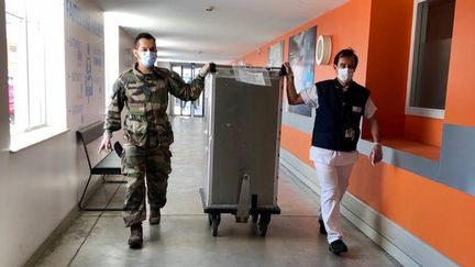 Image postée sur le compte Twitter du 7e RCAT de Lyon :&nbsp;une unité d’appui sanitaire déployée aux Hospices civils de Lyon. (CAPTURE D'ÉCRAN)