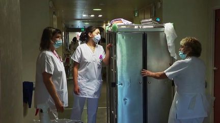 De plus en plus d’infirmières tout juste diplômées préfèrent travailler en intérim plutôt que dans un hôpital.&nbsp;Elles gagnent ainsi mieux leur vie en travaillant moins.&nbsp;Le système coûte très cher aux hôpitaux publics, qui manquent désespérément de personnel. (FRANCE 2)