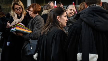 Des avocates et avocats prennent part à une manifestation contre le projet de réforme des retraites à Lyon (Rhône), le 6 janvier 2020. (JEAN-PHILIPPE KSIAZEK / AFP)